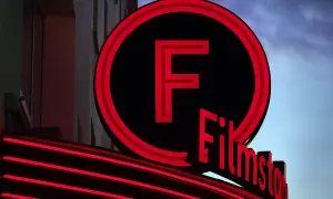Filmstadens neonbelysta logotyp lyser upp kvällen.
