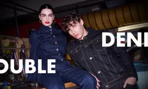 Två modeller i mörka denimkläder, en kvinna och en man, visar upp den senaste denim on denim-trenden.