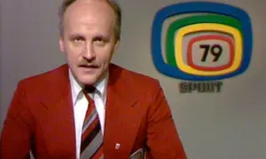 Arne Hegerfors i röd kavaj med slips, bredvid en logotyp med siffran 79 och texten SPORT.
