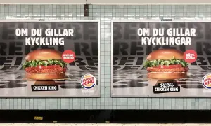 Burger King reklam med två kycklingburgare. En är kycklingbaserad, den andra växtbaserad.