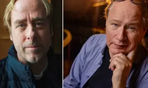 Två män, en med blont hår och blå jacka, den andra med glasögon och blå skjorta. De är en del av scandinavian content group.