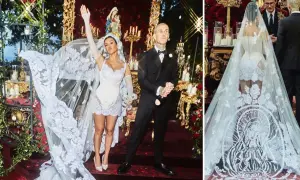 Kourtney Kardashian i Travis Barker firar sin kärlek. Kourtneys korta kourtney kardashian wedding dress med slöja är en dröm i spets.