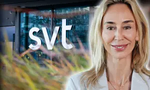 En kvinna med blont hår ler mot kameran framför SVT-loggan. Hon är en av SVT:s kvinnliga programledare.