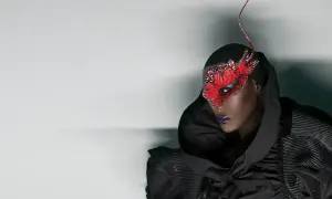 Grace Jones idag, med en dramatisk fjärilsmask och en voluminös svart klänning.