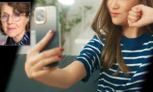 En kvinna med glasögon tittar på en ung person som tar en selfie. Bilden illustrerar influencers påverkan på unga.