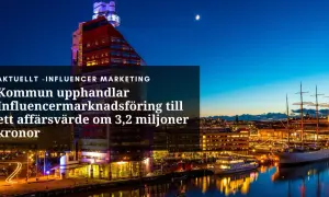 Stadskärna vid vattnet med en stor byggnad och ett segelfartyg. Texten nämner "influencer marketing" och en upphandling.