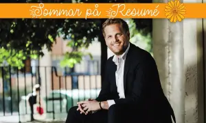 Christian Albinsson ler glatt utomhus, klädd i kostym. Texten "Sommar på Resumé" syns ovanför.