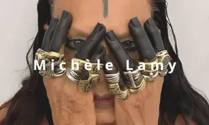Michèle Lamy, Rick Owens' fru, med svarta handskar och många ringar.