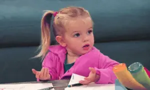 Liten flicka med hästsvans, klädd i rosa, ser förvånad ut. Perfekt för att uttrycka "va??" i de bästa gifs.