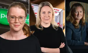 Tre kvinnor i en Specsavers reklam. En kvinna med glasögon framför en grön logotyp, en kvinna med en kartong och en kvinna i en bil.