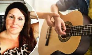 Kvinna med pannband och leopardmönstrad topp bredvid någon som spelar gitarr. Kanske en artikel i slitz tidning om musik och livsstil.