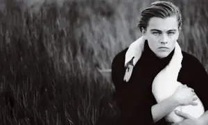 Leonardo DiCaprio håller en svan i famnen, en av Annie Leibovitz berömda foton.
