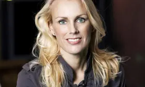 Stina Bergfors, med sitt blonda hår och blå ögon, ler mot kameran.
