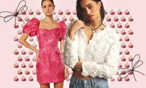 Två modeller i festliga kläder, en i rosa klänning, den andra i vit blommig jacka. En visuell representation av coquette meaning, med pärlor och rosetter.