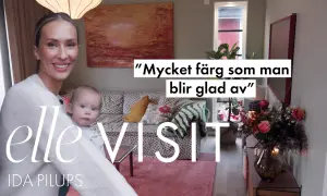 Ida Pilups med bebis i famnen, i ett hem med mycket färg.