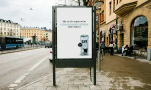 Oatly reklam på en reklamtavla i stadsmiljö. Texten uppmanar till att baka pannkakor utan mjölk.