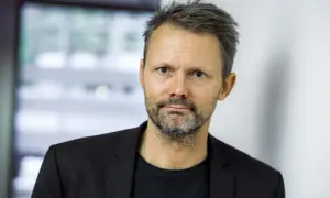 Felix Herngren, en svensk skådespelare och regissör, med gråsprängt hår och skägg. Hans karriär har bidragit till en imponerande felix herngren net worth.