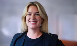 Amanda Oxell ler mot kameran, klädd i en svart kavaj och med blont hår.