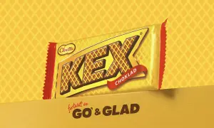 En gul och röd förpackning med texten "KEX CHOKLAD" och "fortsätt va GO' & GLAD".