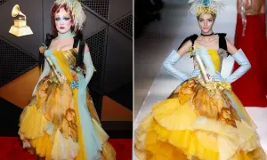 Chappell Roan i sin chockerande Grammy-outfit, en gul klänning med konstnärliga tryck och volanger, komplett med fjäderprydd huvudbonad och ljusblå handskar.