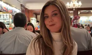 Bianca Ingrosso med sin partner på restaurang, med en rolig min.