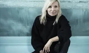 Bea Uusma, känd för sitt arbete inom barnkirurgi, sitter framför en isig bakgrund.