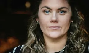 Julia Karlsten med blå ögon och lockigt hår.