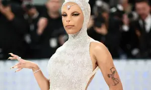 Doja Cat som katt på Met Gala, glittrande i vitt med kattöron och nos.
