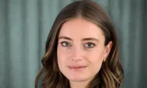 Porträtt av Lovisa Brunnberg med mjukt ljus och en grön fond.