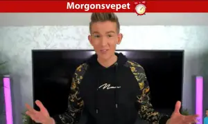 Pontus Rasmusson, en ung man med blont hår, bär en svart hoodie med guldigt mönster på ärmarna. Han gestikulerar med händerna framför en stor TV-skärm.
