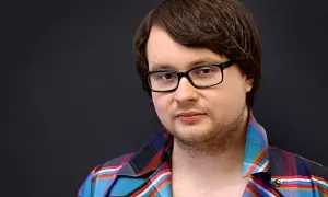 Linus Fremin med glasögon och rutig skjorta, en blick som fångar.