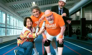 Fyra personer i träningskläder, en med en SBAB! BOOT CAMP-tröja, deltar i en SBAB-reklam.
