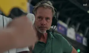 En svt sport medarbetare med headset och mikrofon, redo att rapportera från en sportarena.