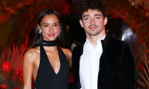 Alexandra Saint Mleux och Charles Leclerc poserar tillsammans.