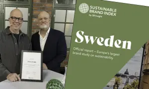 Två män presenterar ett diplom. Till höger syns texten "Sustainable Brand Index Sweden", Europas största studie om hållbarhet.