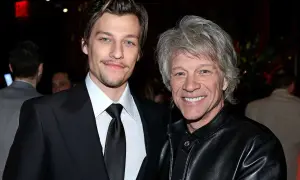 Jesse Bongiovi och Jon Bon Jovi ler mot kameran. Jesse bär en svart kostym och Jon en svart läderjacka.