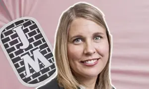Malin Lundgren, journalist, med en bricka med bokstäverna J och M.