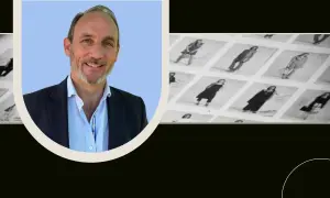 Man i kostym ler mot kameran, bredvid bilder på kläder. Perfekt för en brand manager utbildning.