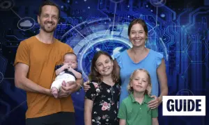 Svenska familjen Ålder, med föräldrar och tre barn, poserar framför en digital bakgrund.