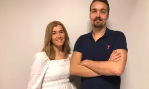 Hanna Theorin ler mot kameran bredvid en man med armarna i kors.