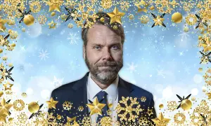 Magnus Alselind med ett juligt glitter och snöflingor runt sig.