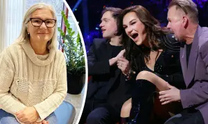 En kvinna med glasögon ler, bredvid en scen med tre personer. Kanske en del av tone Sekelius familj.