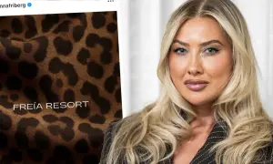 Hanna Friberg, influencer, visar upp ett leopardmönstrat tyg med texten "FREÍA RESORT".