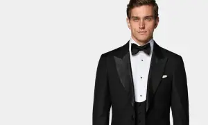 Man i smoking med fluga, redo för en "black tie optional"-kväll.