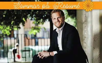 Christian Albinsson ler glatt utomhus, klädd i kostym. Texten "Sommar på Resumé" syns ovanför.