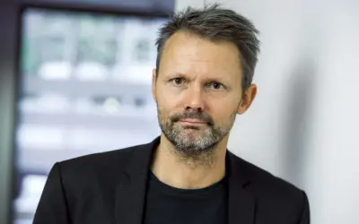 Felix Herngren, en svensk skådespelare och regissör, med gråsprängt hår och skägg. Hans karriär har bidragit till en imponerande felix herngren net worth.