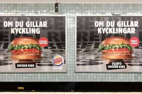 Burger King reklam med två kycklingburgare. En är kycklingbaserad, den andra växtbaserad.