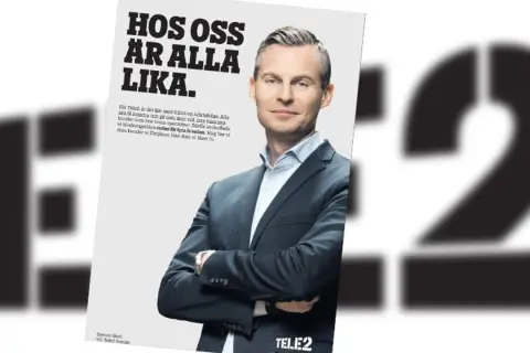 En man i kostym ler mot kameran i en Telenor reklam. Texten lyder "Hos oss är alla lika".