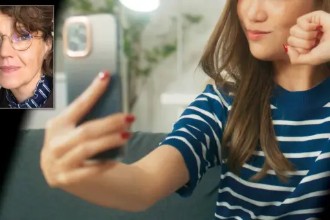 En kvinna med glasögon tittar på en ung person som tar en selfie. Bilden illustrerar influencers påverkan på unga.