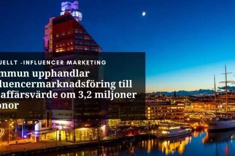 Stadskärna vid vattnet med en stor byggnad och ett segelfartyg. Texten nämner "influencer marketing" och en upphandling.